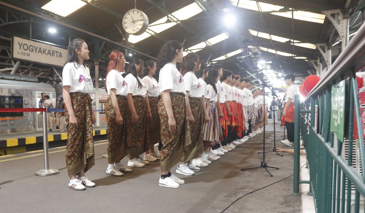 Paduan suara UAJY Stasiun.jpg