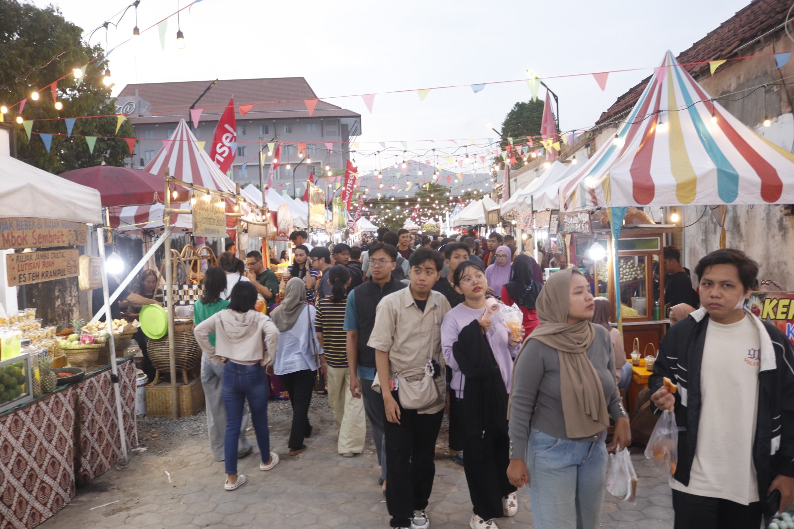 Dari Kue Putu hingga Buku Jadul, Pasar Kangen Syawalan di Lodji Paris Jogja Bikin Betah