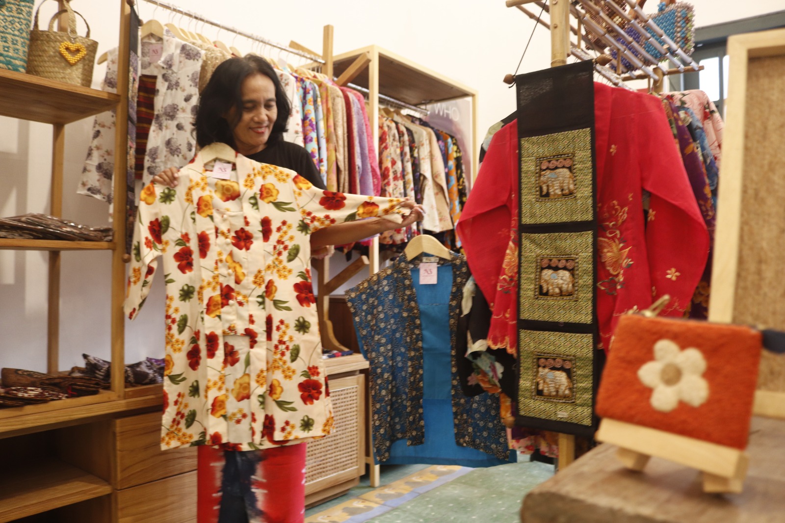 Berawal dari Hobi, Nunung Rita Sukses Kembangkan Kebaya Kekinian Jadi Fashion Daily