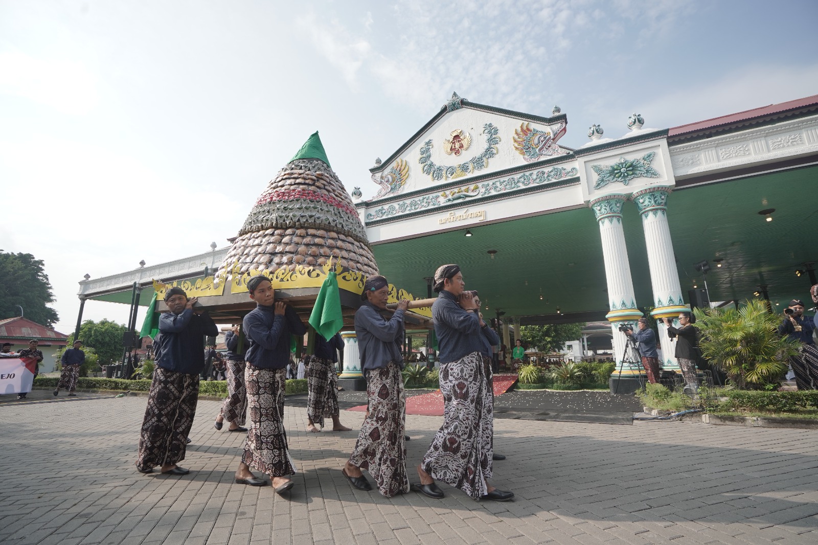 Meriah! Gunungan Hasil Bumi Warnai Kirab 80 Tahun Sri Sultan HB X